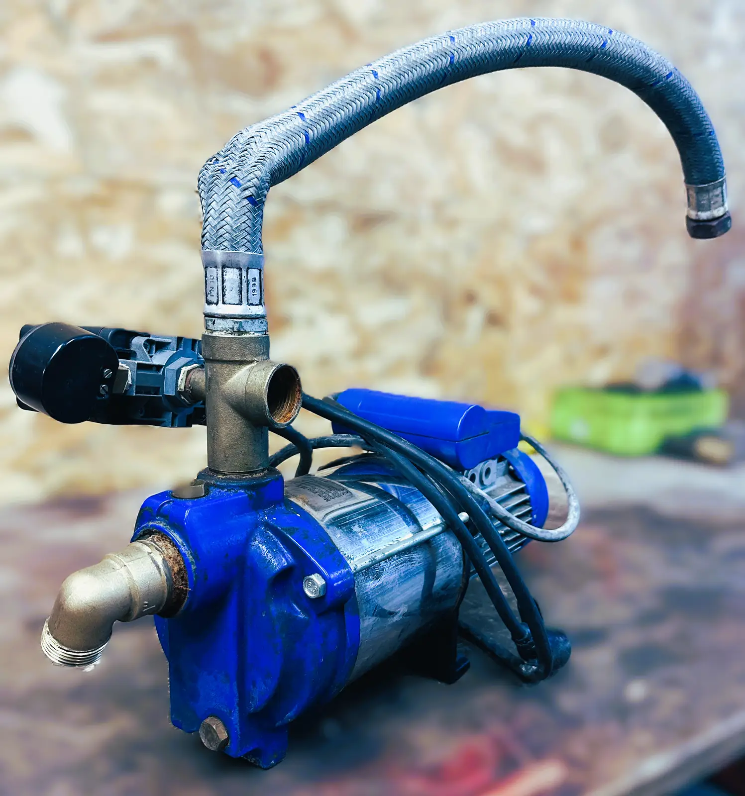 Pompe multicellulaire de surface avec pressostat sur l'établi de l'atelier TCA Industries