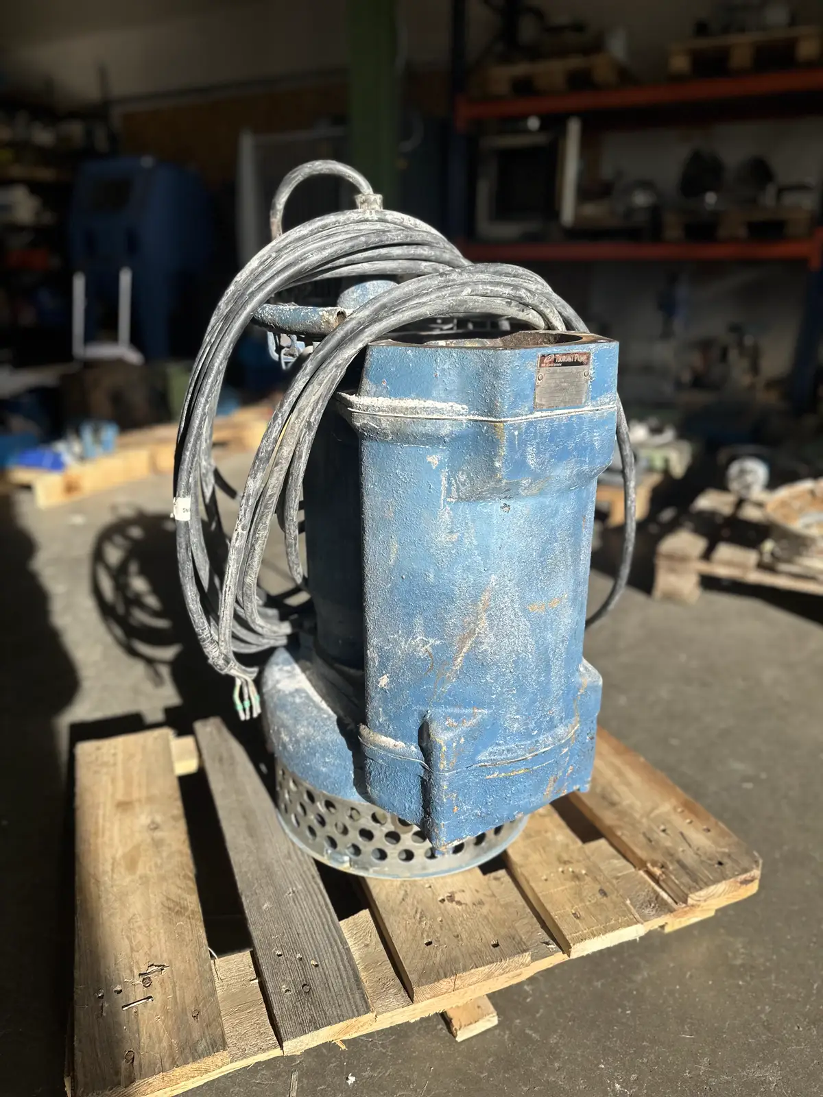 Pompe immergée de chantier avec crépine prise en charge dans l'atelier TCA Industries