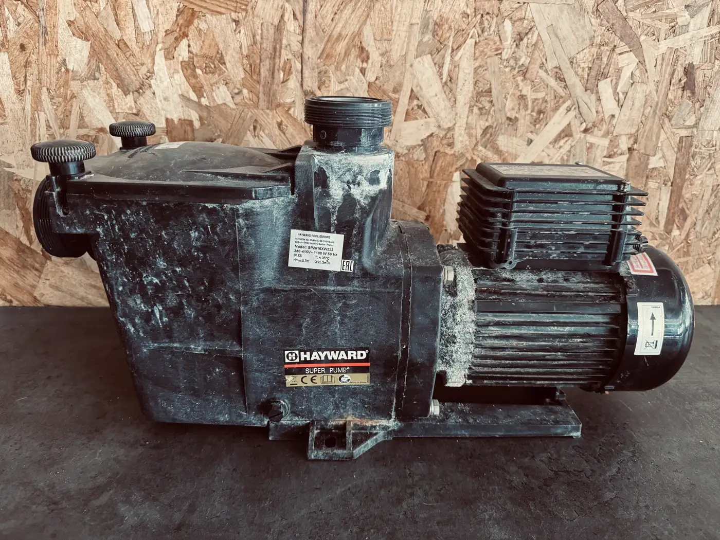 Pompe de filtration piscine Hayward en réparation dans l'atelier TCA Industries