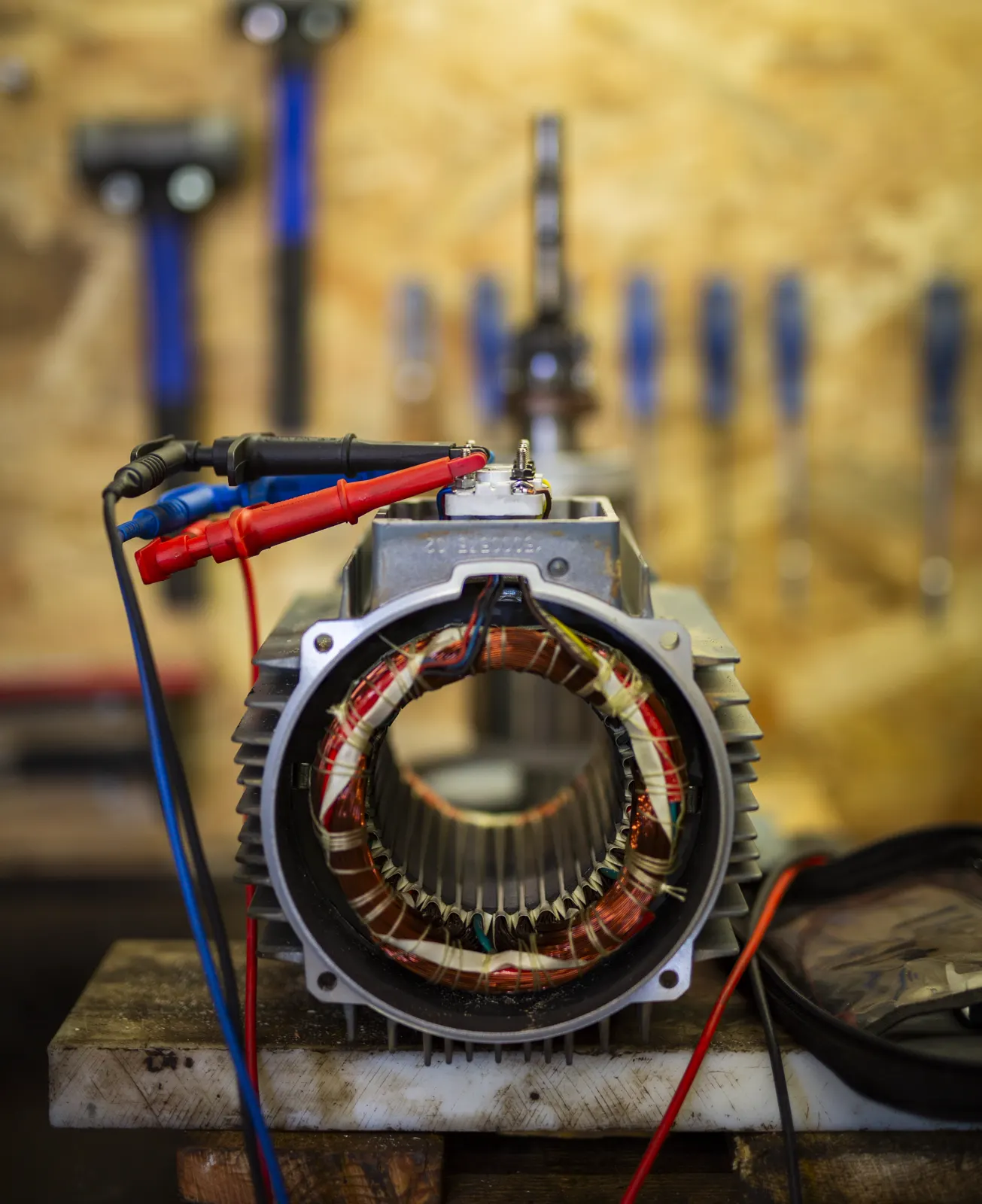 Contrôle électrique du bobinage d'un stator de moteur dans l'atelier TCA Industries à Clermont-Ferrand