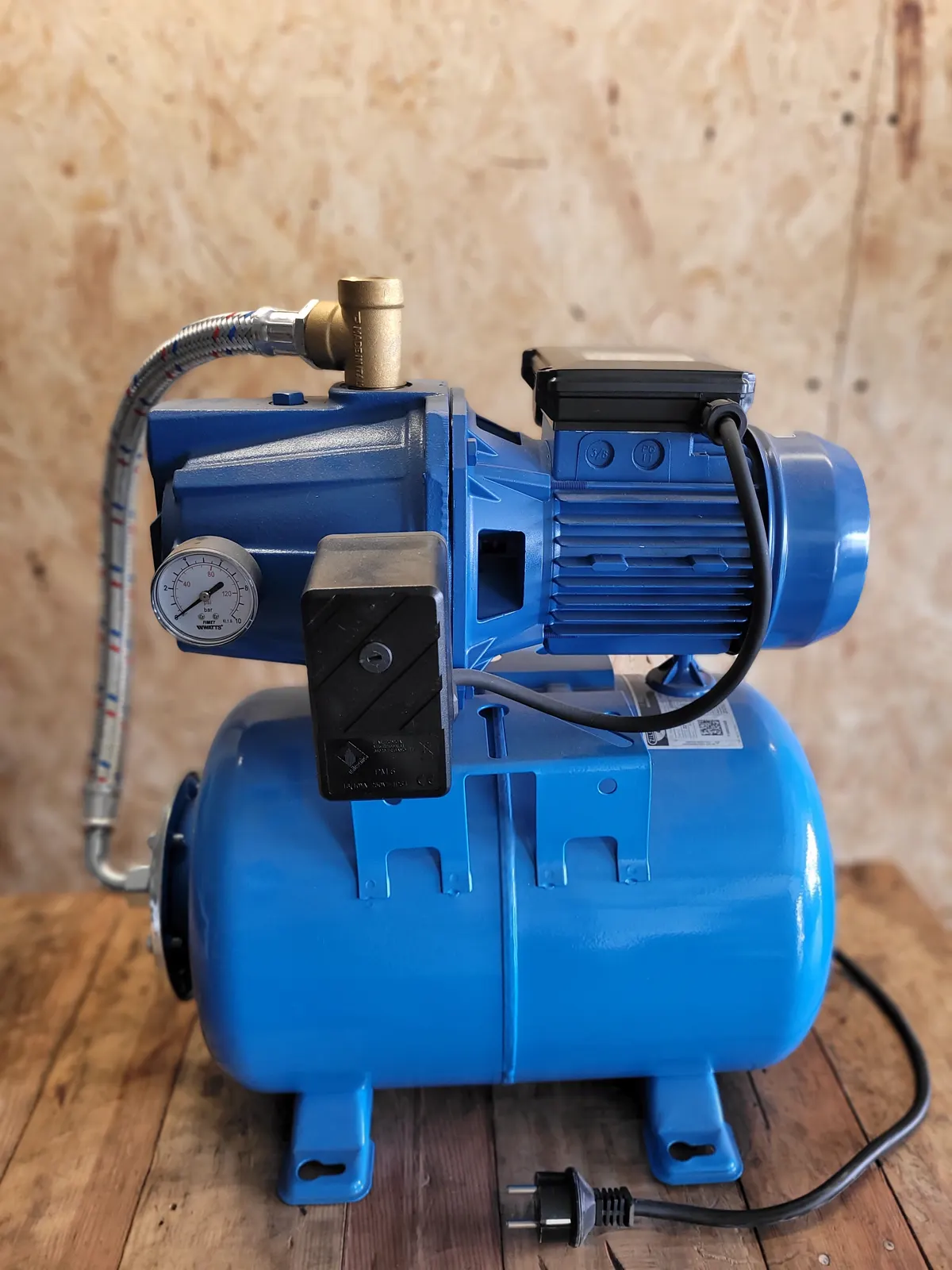 Surpresseur avec réservoir à vessie et manomètre distribué par TCA Industries